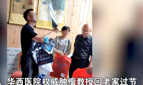 华西医院教授,假期回家帮乡亲看病,当事人:能帮就帮,都是小事!