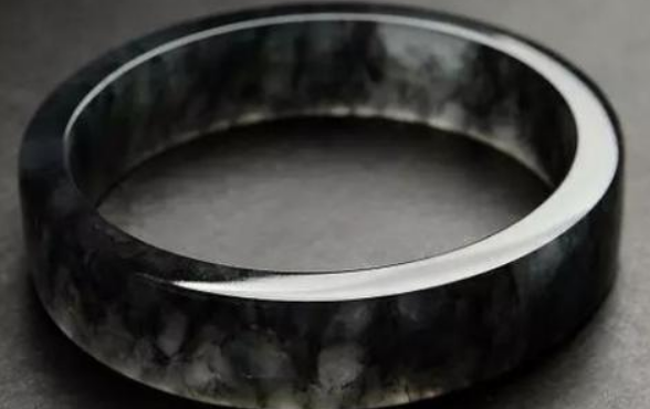 翡翠|哪种翡翠价值更高?颜色千奇百怪,适合自己最重要