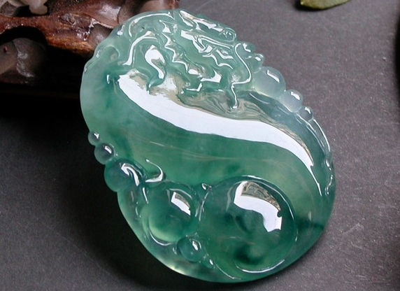 穿衣搭配 穿衣过于低调没关系，搭配一个翡翠玉器，马上提升自身气质