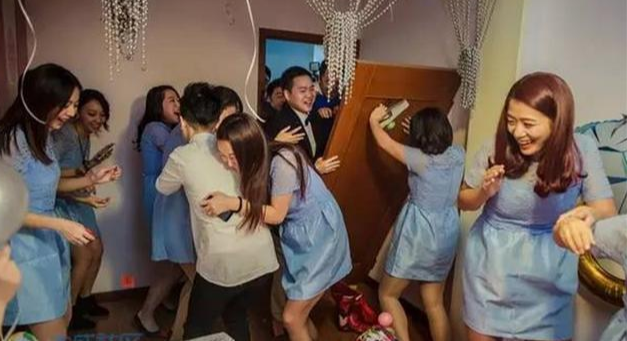 新郎塞50个红包，伴娘仍不开门，一怒之下取消婚礼去找前女友