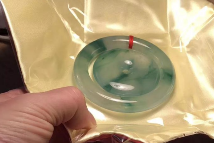 |来自木那场口的包浆皮翡翠原石，来做手镯与平安扣，效果太惊艳！