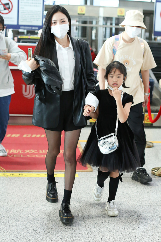 穿衣搭配|“元气风”穿搭正流行，跟着包文婧这样穿，减龄时髦还提气质