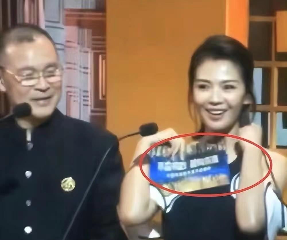 假摔|假摔，衣服滑落，红毯钉子户：明星走红毯尴尬瞬间，既搞笑又心酸