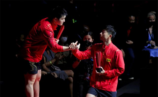 王曼昱|WTT颁奖欺负人！王曼昱、马龙合影后不让离场，王曼昱尽显落寞