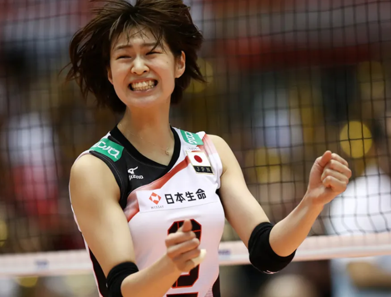木村纱织|木村纱织曾是日本女排主力，颜值身材无可挑剔，现成咖啡馆老板娘