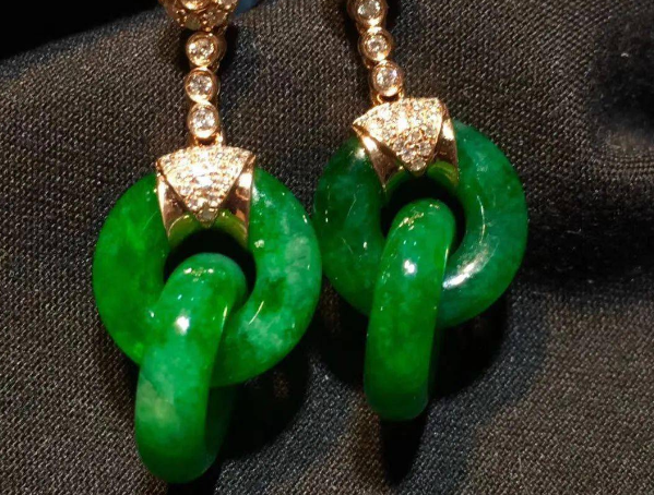 耳饰 挑选翡翠耳饰要注意哪些？选择正确才可以提高气质，脸型很重要