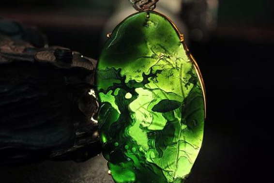 鸿运貔貅|看起来黑乎乎的玉石，内部却含有绿色，你知道这是哪种翡翠吗？