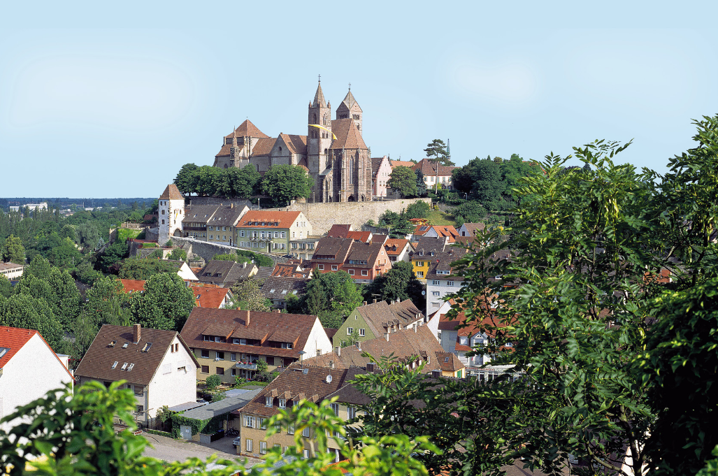 |勃兰登堡门位于柏林市中心,是柏林的标志性建筑,也是著名景点