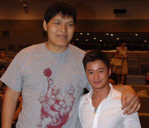 吴京|因患巨人症自卑，学习柔道被吴京相中，拍戏后走红如今名气大增