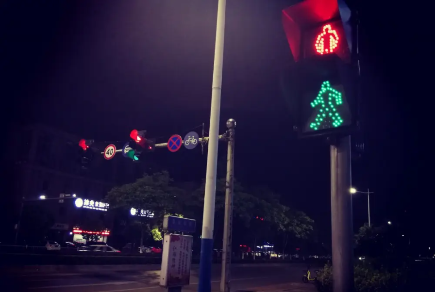 不小心红灯闯了一半,是开过去还是停在路中间?看看老司机怎么说
