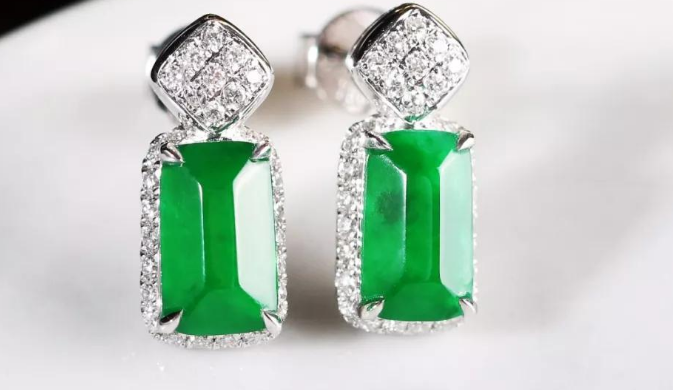 翡翠手镯|雕工的好坏决定着翡翠价值,设计新颖,线条流畅,会给翡翠加分