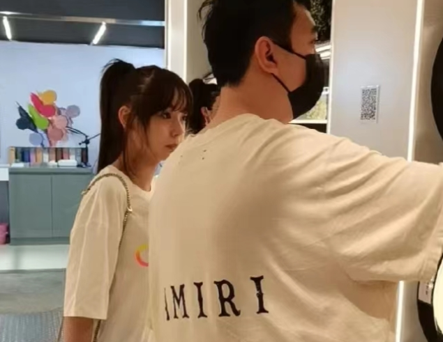 王思聪|王思聪疑再换新女友，带女网红逛宠物店，被赞真人白净帅气