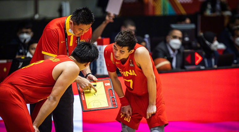 中国男篮|15分大胜！杜锋率队两连胜，苏群盛赞：或与澳大利亚会师决赛