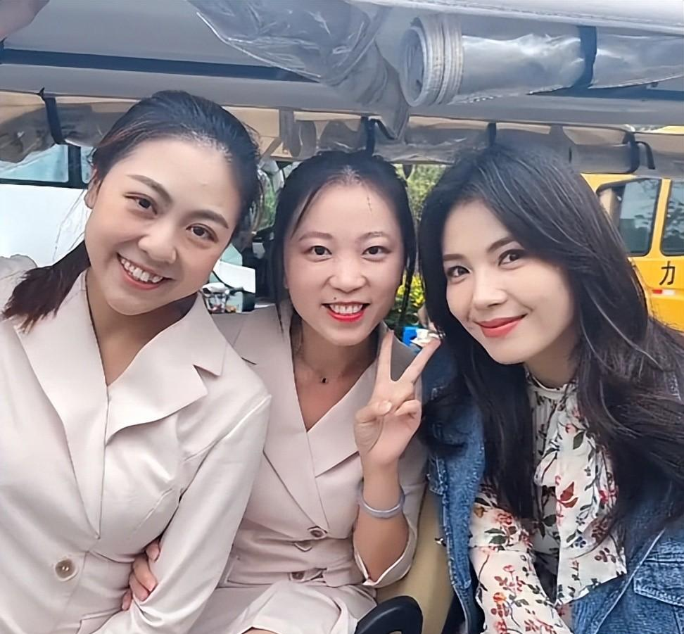 刘涛|刘涛现身，成都街头拍戏，皮肤娇嫩，身材曼妙似少女，看不出已44岁