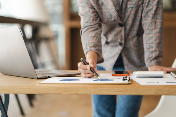 |职场人面对领导,就要表现出一副谦卑的态度,“低调”做人