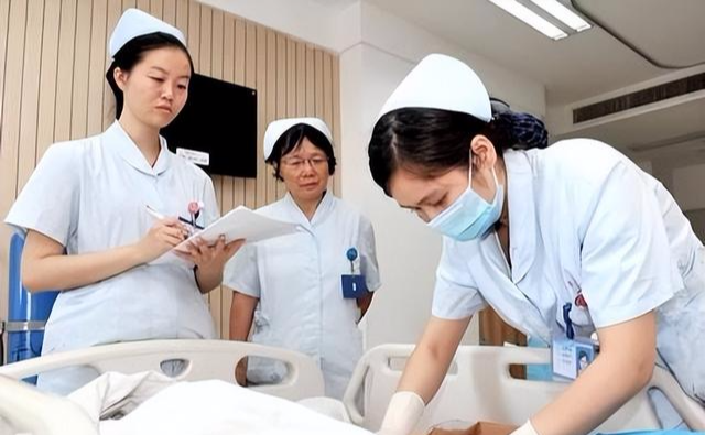 男子因女医护操作不当被烫伤,院方:病人自己起反应了