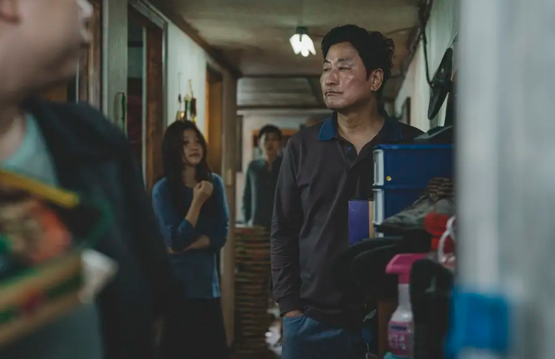 寄生虫|电影《寄生虫》，整个故事条理清晰，真的调动了我深层次的情绪