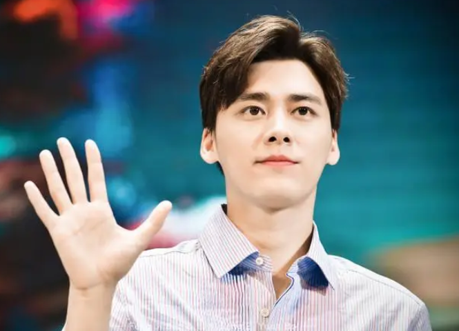 陈冠希|陈冠希评价李易峰塌房，对此事早有耳闻，没想到顶流更不要脸