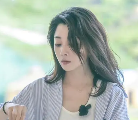 殷桃|42岁殷桃因穿搭出圈,身材纤细似少女