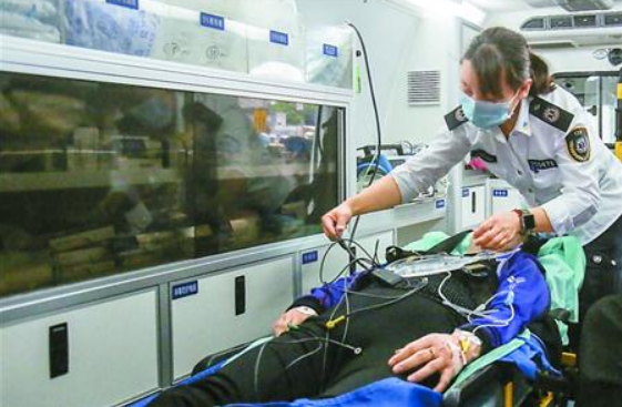 “八旬老汉竟失足落水,在寒冬腊月里他能否成功获救并奇迹生还呢?”