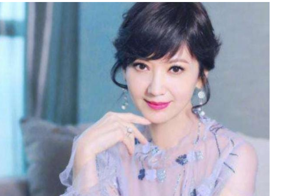 叶童|近日，59岁叶童素颜照曝光！满头白发瘦骨嶙峋，独自吃路边摊惹人心疼不已！