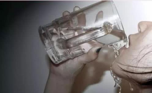 高血压|这4个喝水习惯，是在“杀”掉你的肝，别再折腾快调理，小心肝癌