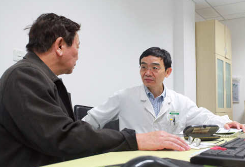 脑梗|爱吸烟的人，“头部”出现4种异常，或是脑梗上门，早查一下脑CT