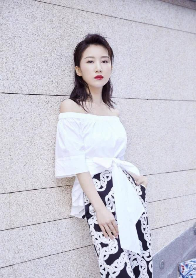 朱亚文|李念近照，气质温婉，她已掌握了爱的秘笈，激荡人生自有远大前程