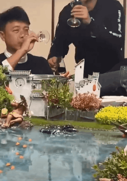 王源|54岁的李克勤在酒局上被灌酒，他无奈苦笑：”每个月要还60万的房贷“