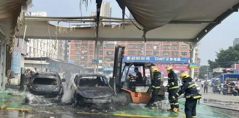 比亚迪街边自燃,车主:刚从地下车库开出,并无暴晒和碰撞