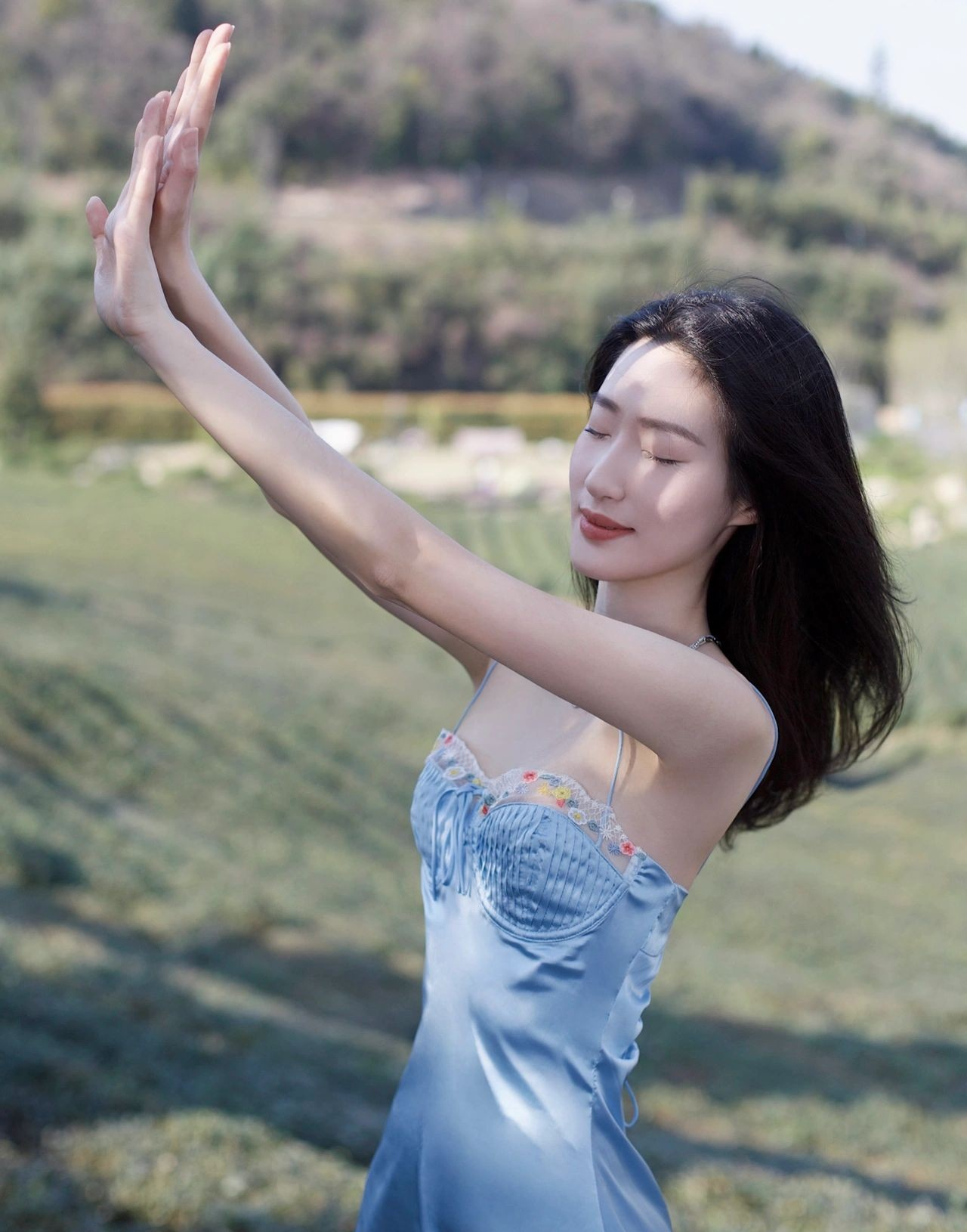 护肤 你能感受到温柔的光与影?护肤与书籍可以美丽和温暖内心。