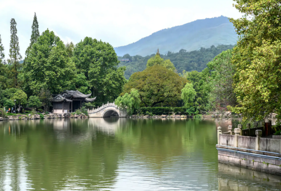 武汉|西湖就是中国的山水画，有山有水，山有非常明显的层次感