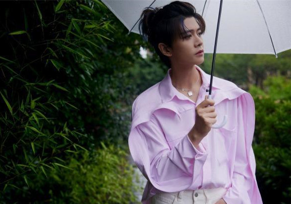 发型 任嘉伦开直播展示新发型，精致彩妆搭配麻花辫，帅出新高度