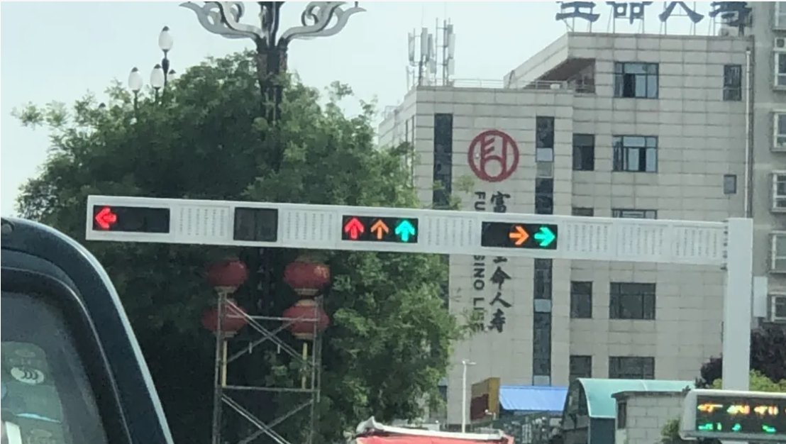 不小心红灯闯了一半,是开过去还是停在路中间?看看老司机怎么说