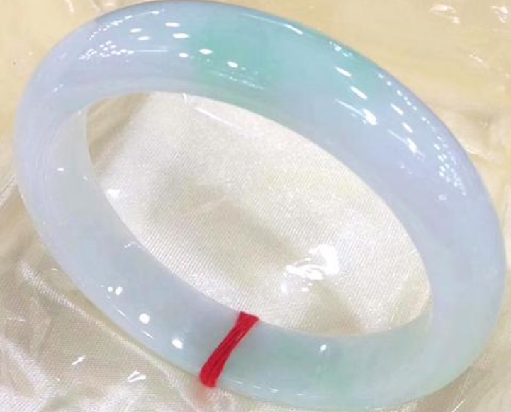 翡翠手镯|翡翠手镯的样式特别多，对于翡翠手镯的挑选，成了一个很大的难题