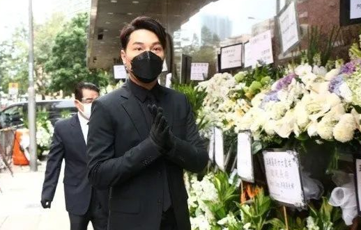 谢霆锋|香港30亿阔太葬礼悲壮，徐小凤到场吊唁，周润发、谢霆锋哀痛悼念！