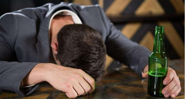 阿奇霉素|酒不可过量,脸上发出4个信号,可能是肝顶不住了!早点戒酒