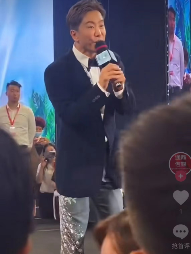 毛宁|53岁毛宁现身商演吸金，唱《涛声依旧》无人识，与富婆合照满脸陪笑