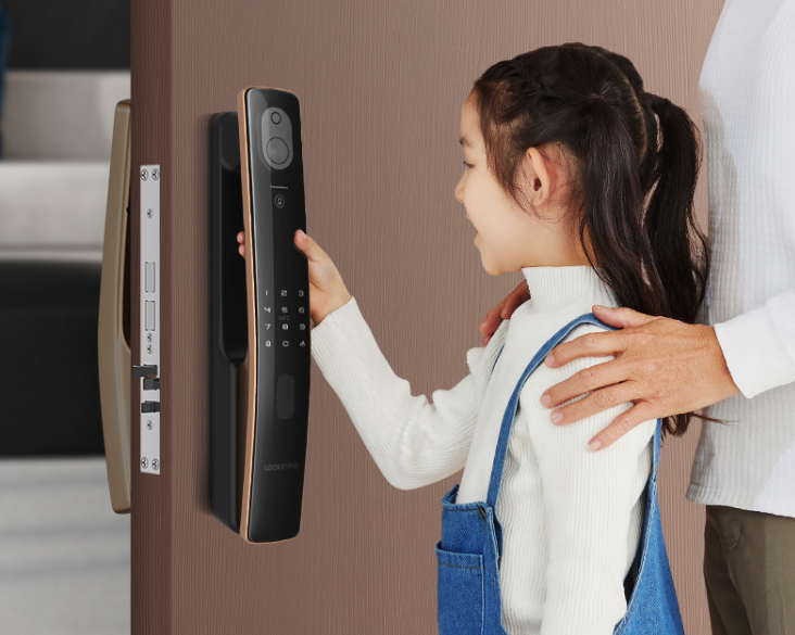 智能门锁|华为、小米各大巨头都在做的智能门锁，对比传统门锁优势都在哪？