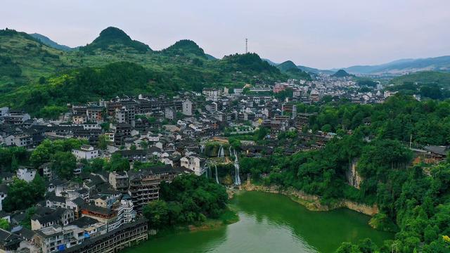 青岛市|湖南最适合自驾的地方,有个藏在瀑布上的千年古镇,夜景太漂亮