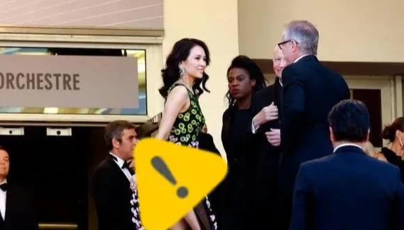 明星|明星在红毯上的社死瞬间，走光、被强吻、假屁股，既心酸又搞笑