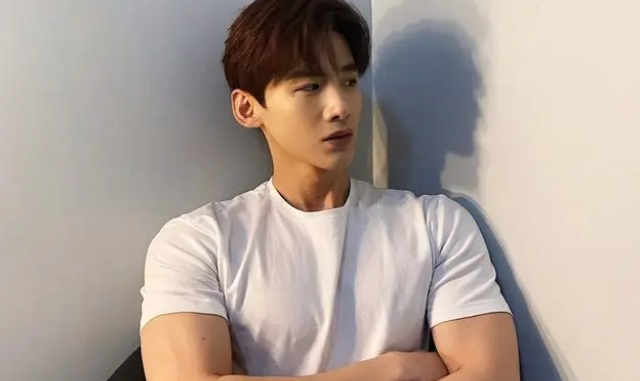 白敬亭|制片人对白敬亭的评价，虽然也只有一句话，但却说出了观众的心声