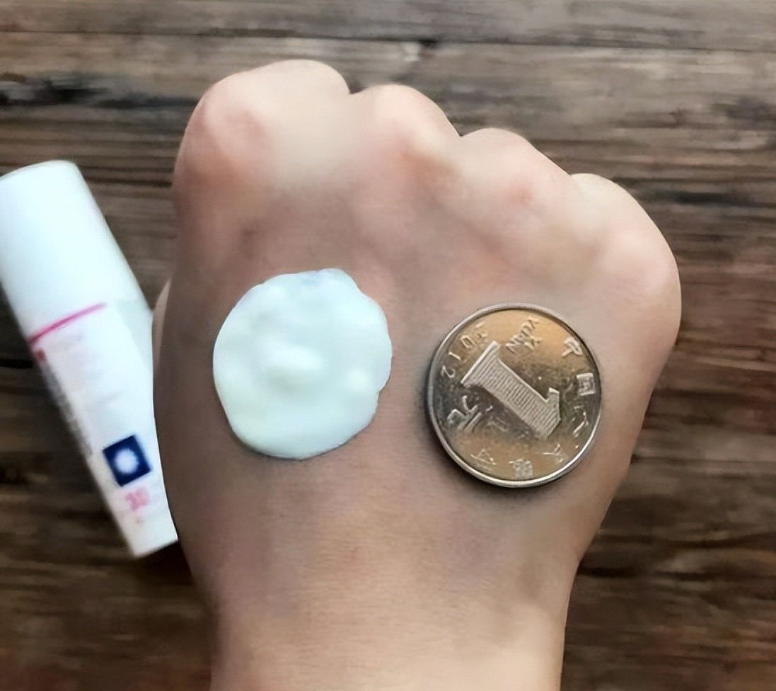 防晒 为啥你一晒就黑，而有的人却晒不黑？你是不是没有正确地涂防晒霜