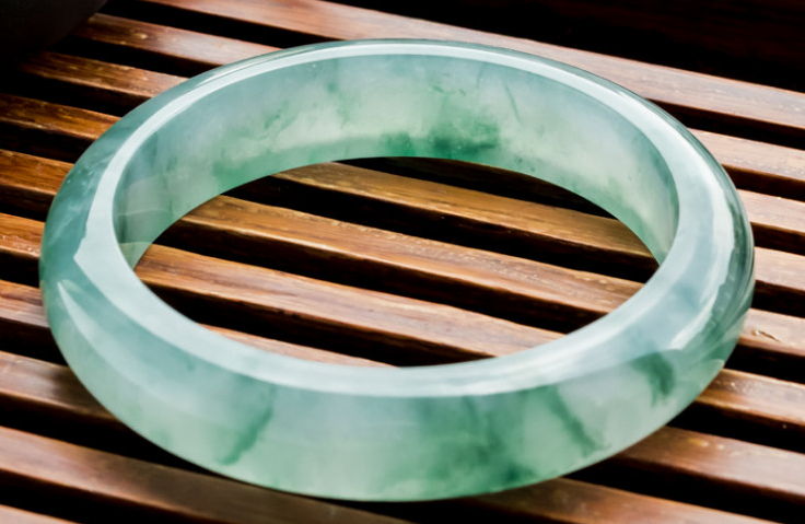 翡翠手镯|买翡翠手镯要谨慎,警惕那些处理过的货物,别被商家欺骗