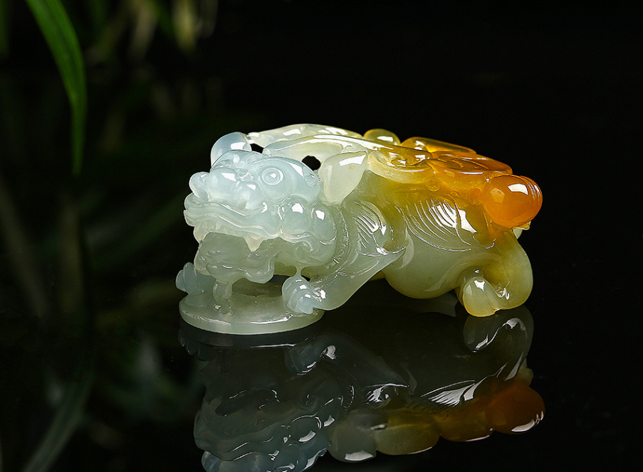 文玩|翡翠受到世人推崇，东西方文化下，翡翠有着怎样的地位？