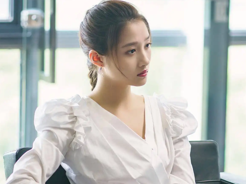 关晓彤|实力小花关晓彤，逆境中完成身份与戏路的转变，静候惊艳时刻到来