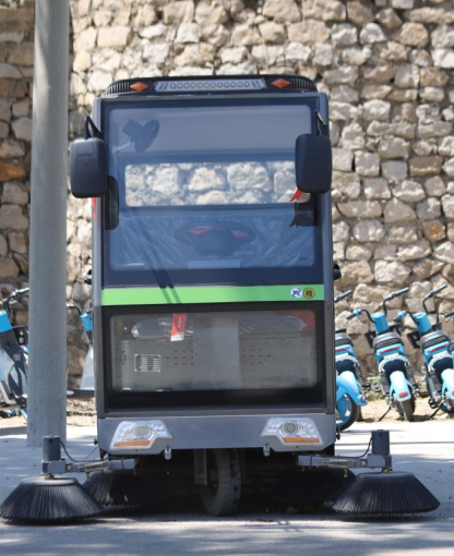 如何选择小型电动扫地车厂家？要看那些方面？