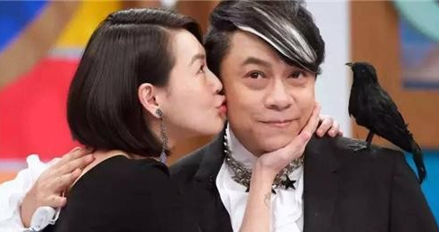 蔡康永|蔡康永，60岁发福显老态，相伴22年男朋友照片，身材魁梧很帅气