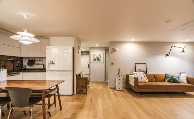 117㎡装修不追求繁琐,木地板通铺好温馨,这样的家住着才踏实!