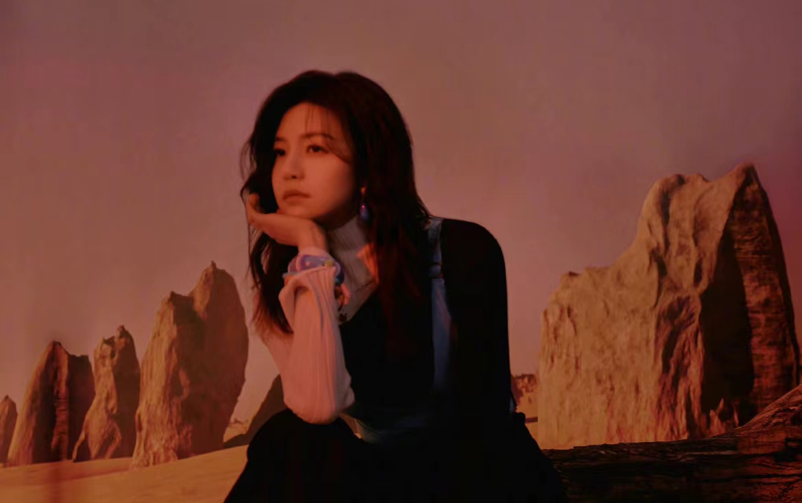 陈妍希|陈妍希晒写真照，与陈晓夫妻相十足，不愧是两口子